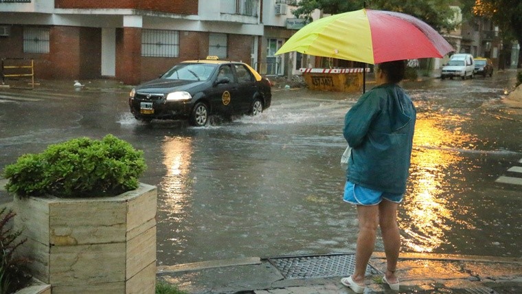 Mucha lluvia y calles anegadas, el panorama de este sábado feriado en Rosario.