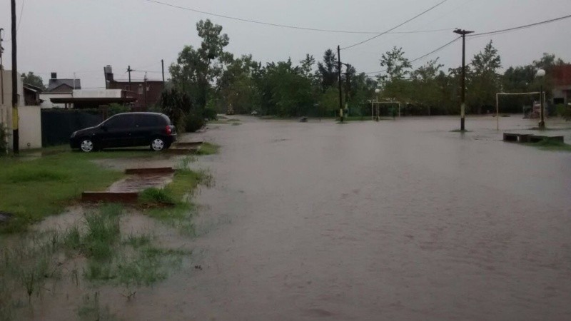 La calle y la canchita de fútbol inundada en Los Solares.