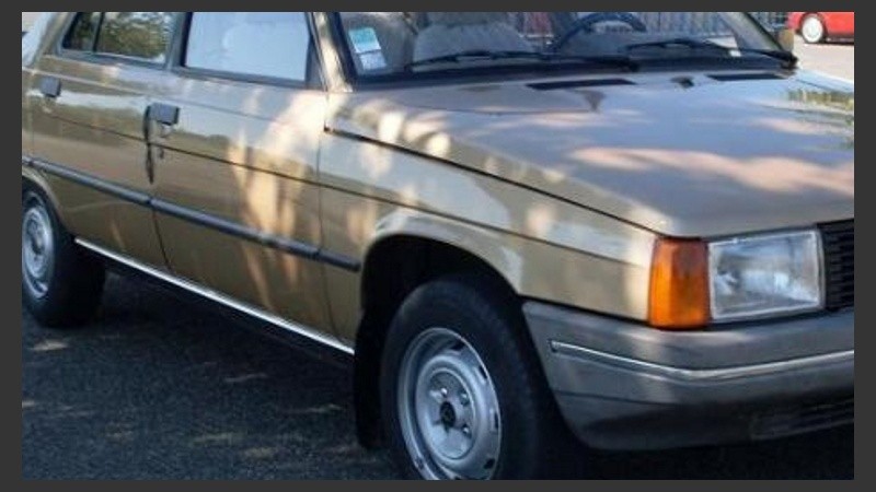 La víctima fatal conducía un Renault 9 color marrón, similar al de la imagen. 