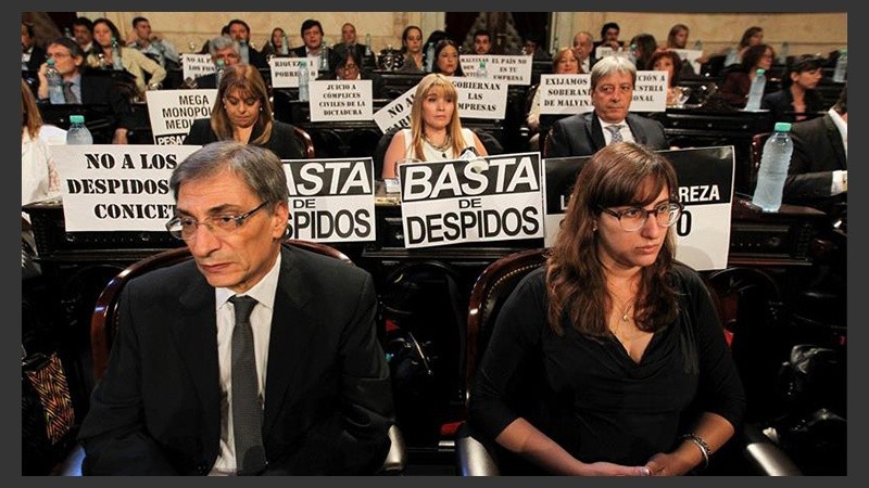 Fuerte interpelación de legisladores opositores con carteles durante el discurso de Macri
