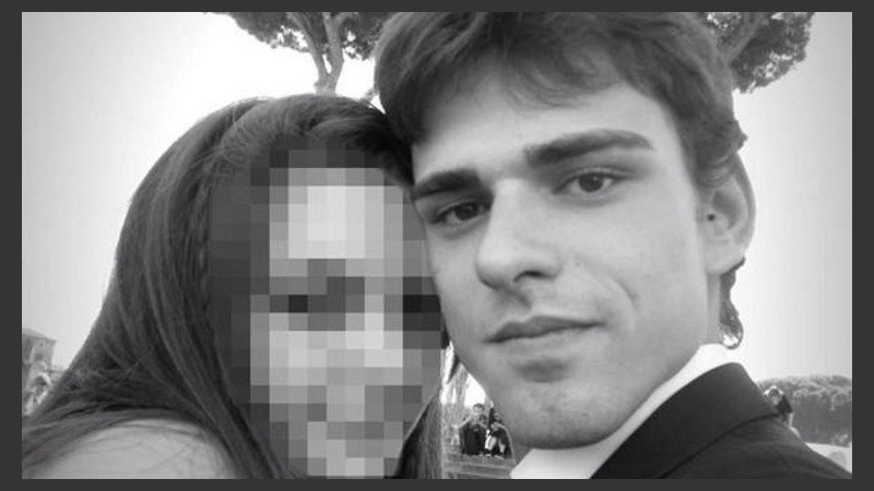 La víctima, Luca Varani, en una foto con su novia.