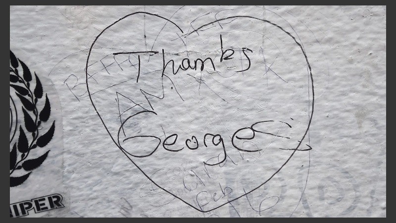Uno de los mensajes de agradecimiento a Martin escrito en un muro junto a los estudios Abbey Road en Londres.