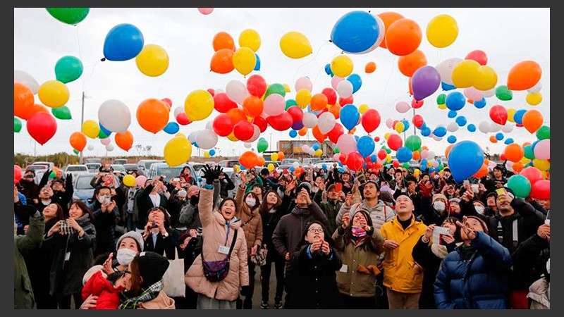 Suelta de globos durante uno de los actos celebrados en conmemoración a las víctimas del terremoto y posterior tsunami que devastó Japón hace cinco años en el distrito Araham de Sendai.
