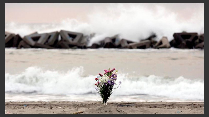 Flores han sido colocadas en la orilla de la playa en Arahama en el distrito de Sendai con motivo del quinto aniversario del terremoto y posterior tsunami que devastó Japón.