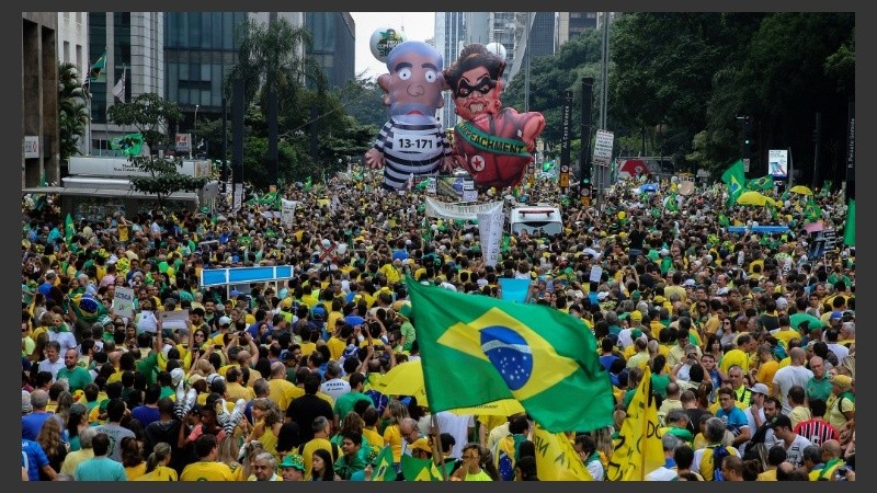 Muñecos de Lula y Dilma en San Pablo, principal foco de la protesta.