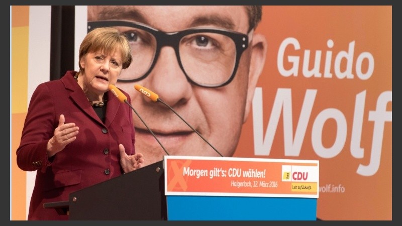 Merkel en un discurso previo a los comicios, que no la favorecieron. 