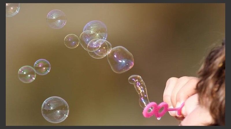 A soplar y hacer burbujas. 