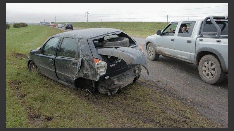 Un Fiat Palio perdió el control, volcó y terminó con serios daños. La mujer que conducía y su acompañante no sufrieron lesiones. (Alan Monzón/Rosario3.com)
