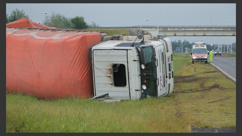 El camión volcado en la banquina de la autopista. (Alan Monzón/Rosario3.com)