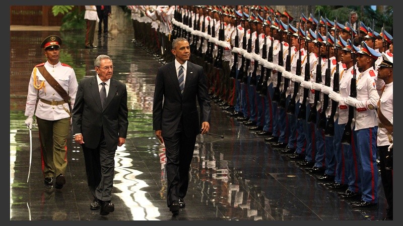 Castro y Obama este lunes. Hacía 88 años que un presidente de Estados Unidos no pisaba la isla. (EFE)