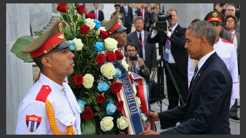 Obama entregando una ofrenda al monumento del prócer cubano José Martí. (EFE)
