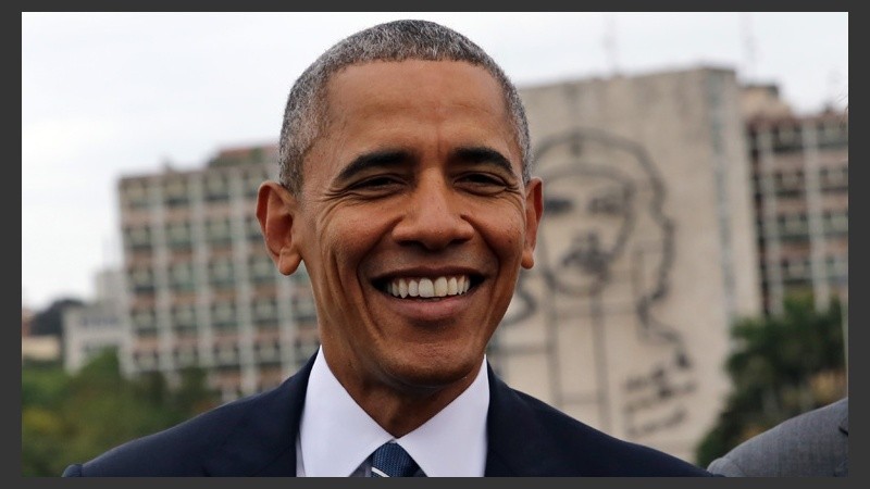 Sonrisa en La Habana. Detrás, la imagen del Che Guevara. (EFE)