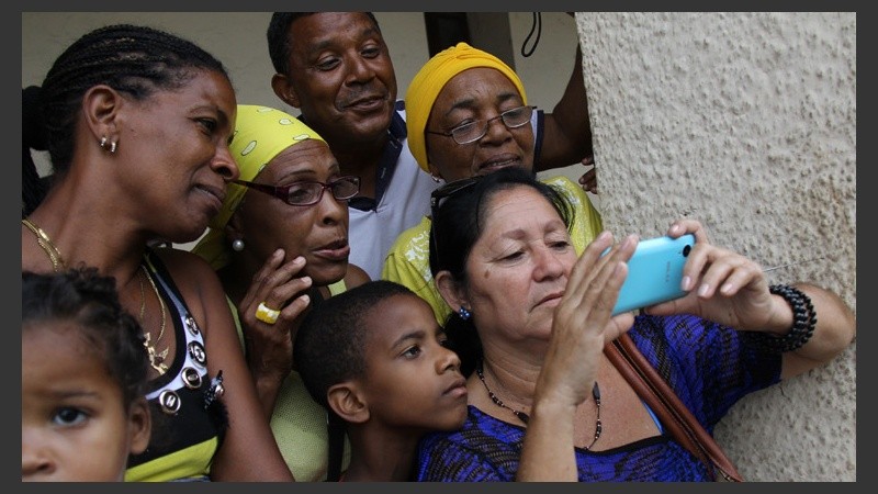 Residentes cubanos en búsqueda de una foto con el presidente de los Estados Unidos. (EFE)