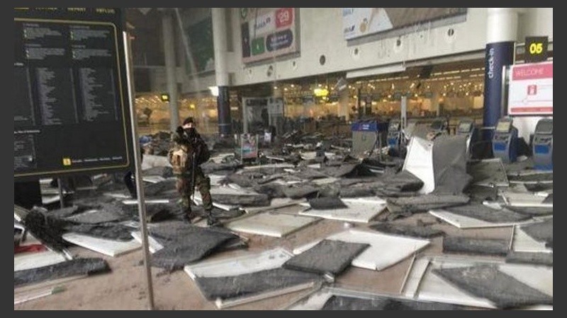 Imágen del aeropuerto al instante de las explosiones. 