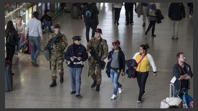 Policías italianos armados patrullan por la estación de ferrocarril de Termini, en Roma este martes. (EFE)