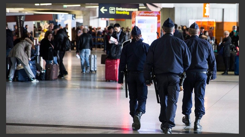 Agentes de policía vigilan el interior del aeropuerto Charles de Gaulle de París. (EFE)