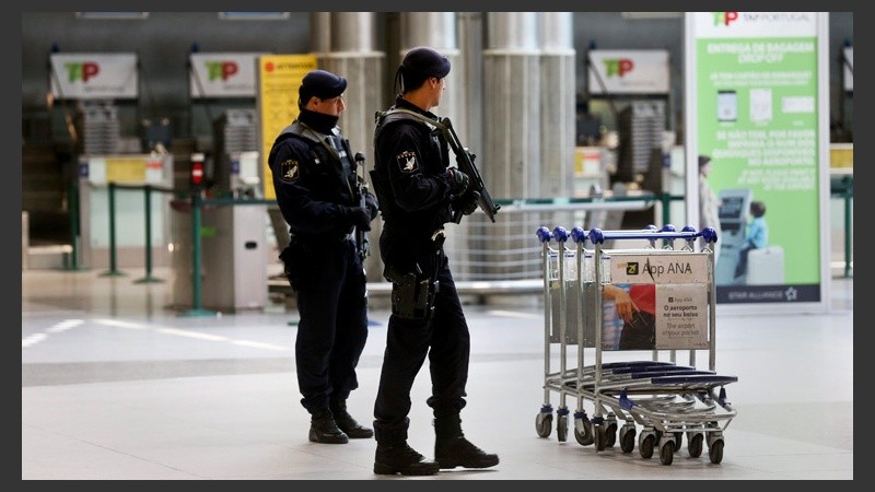 Varios miembros de la policía militar portuguesa participan en la evacuación de la zona de facturación del Aeropuerto de Lisboa. (EFE)