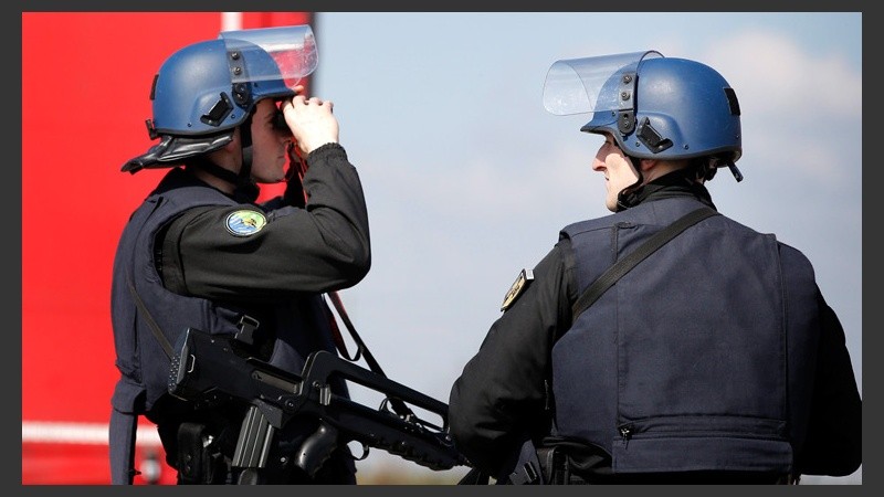 Agentes franceses controlan los alrededores de Estrun, a unos 60 km de la frontera con Bélgica. (EFE)