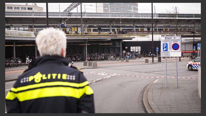 Un miembro de la policía holandesa patrulla por la estación de tren de la localidad de Hoofddorp, Holanda. (EFE)