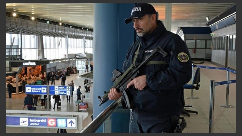 La policía reforzó la seguridad en el aeropuerto de Bruselas.