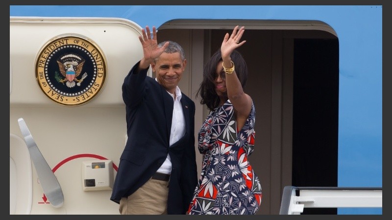El mandatario y su mujer Michelle, en el último saludo desde el avión.