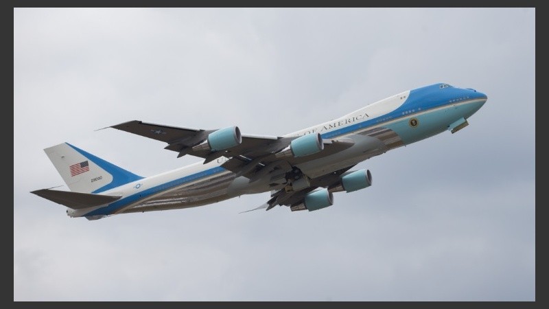 El Air Force One presidencial despegó a las 17.20 de la Argentina.