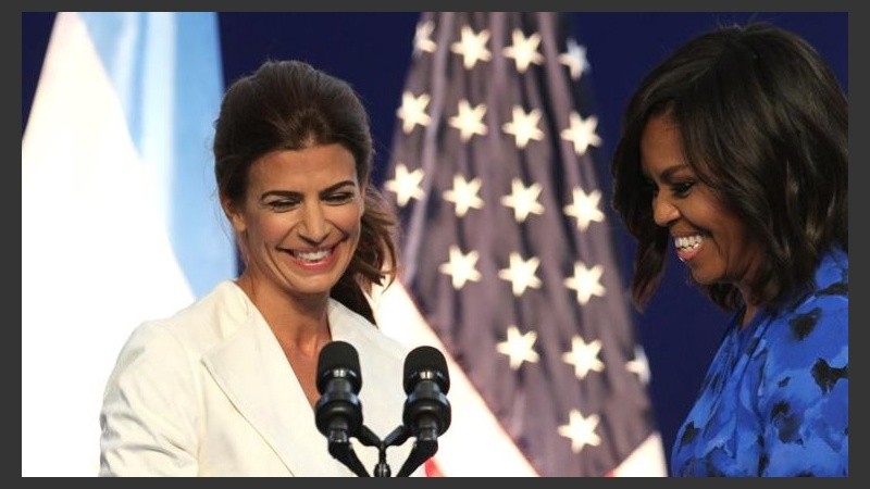 Risas entre las primeras damas: Juliana Awada presentó a Michelle.