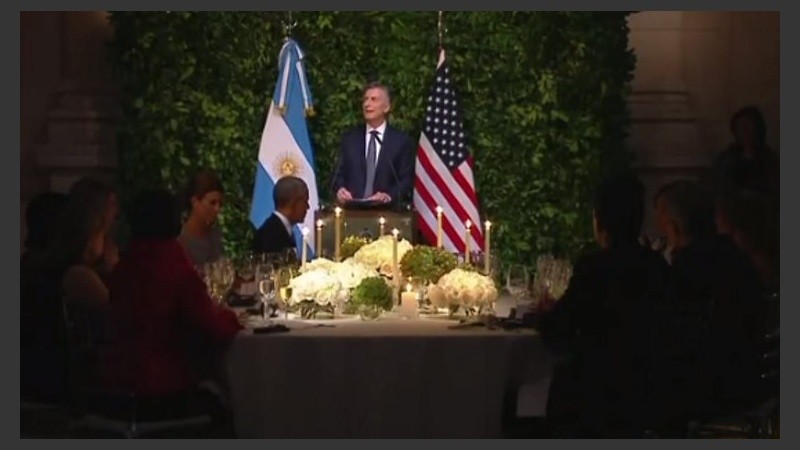 Macri habla al presidente Obama. 
