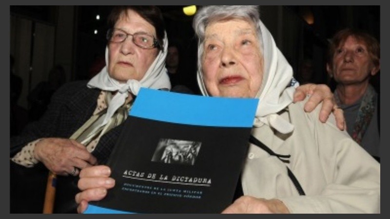Elsa Massa (derecha), madre de Ricardo, desaparecido en 1977.