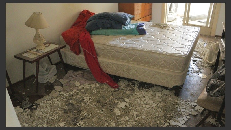Restos de escombros se pueden ver en varios departamentos linderos. (Alan Monzón/Rosario3.com)