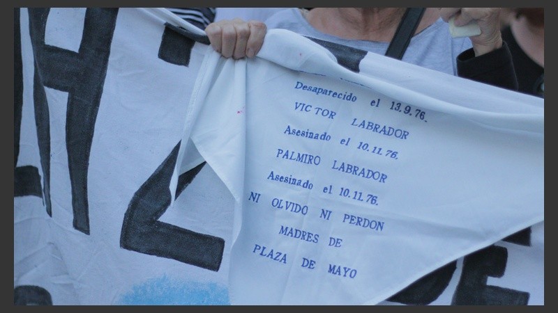 Un puñuelo recuerda a algunas de las víctimas de la última dictadura militar. (Alan Monzón/Rosario3.com)