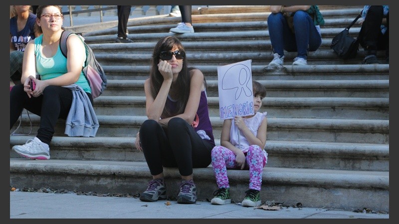 Una niña espera el inicio de la marcha con un cartel en la mano. (Alan Monzón/Rosario3.com)