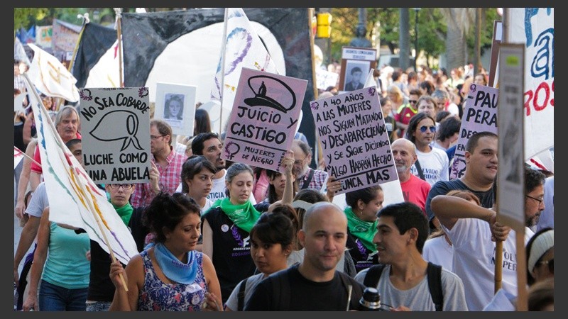 Muchos carteles pidiendo juicio a los represores. (Alan Monzón/Rosario3.com)