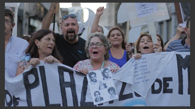 La marcha comenzó en plaza San Martín y terminó en el Monumento. (Alan Monzón/Rosario3.com)