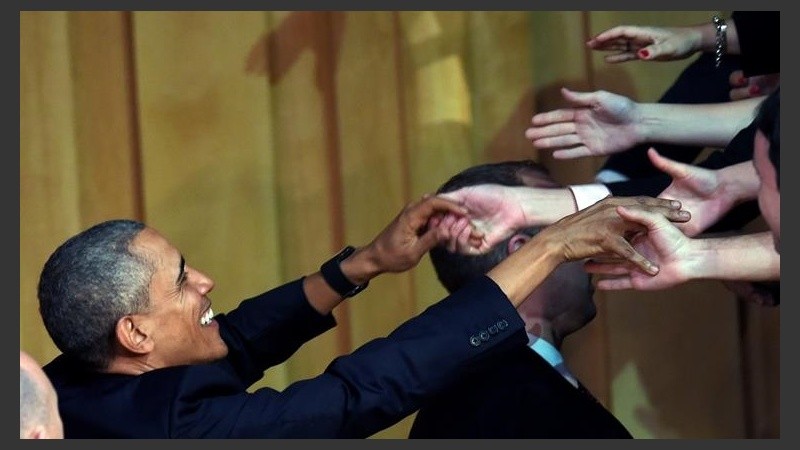 Obama, el miércoles, al saludar a los jóvenes en la Usina del Arte porteña.