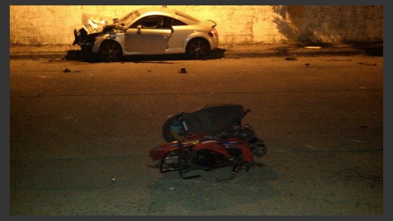 Impactante: así quedaron el auto y la moto involucrados en el choque. 