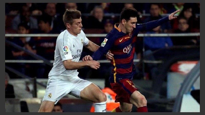 Messi pelea con Toni Kroos. El rosarino se quedó con las ganas de llegar al gol 500.
