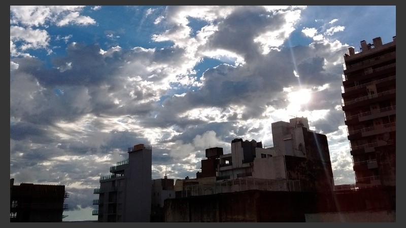 De a ratos sol, de a ratos nubes sobre Rosario. 