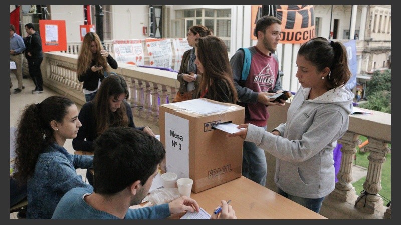 Los estudiantes pertenecientes a la UNR comenzaron a votar este martes. (Alan Monzón/Rosario3.com)
