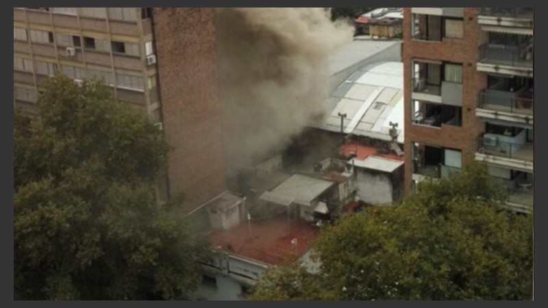 Una columna de humo preocupó a los vecinos de Oroño y Tucumán.