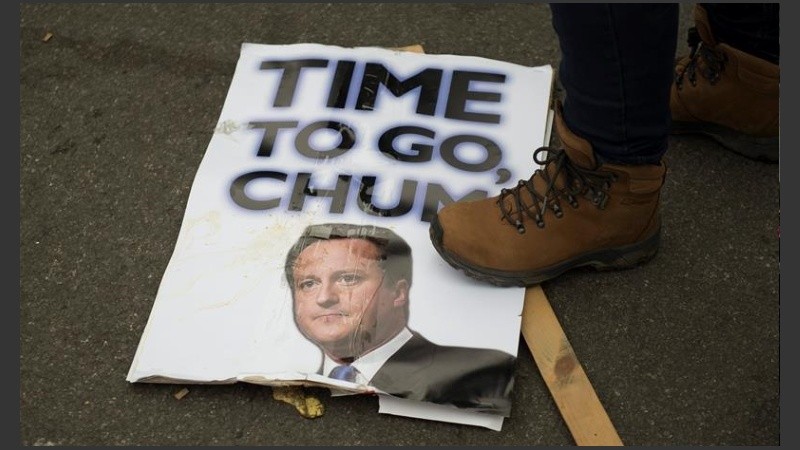 Acosado por pedidos de renuncia, Cameron prometió dar a conocer su situación financiera. 