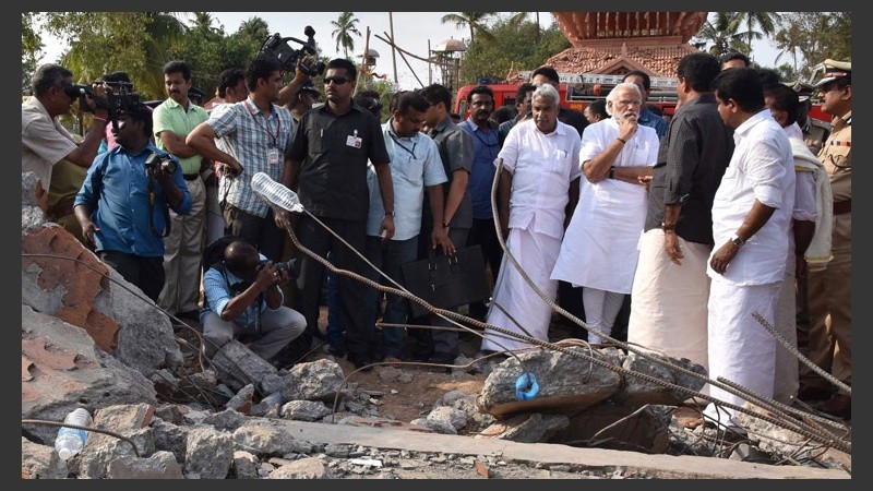 El primer ministro de la India, Narendra Modi, en el lugar de la tragedia. (EFE)