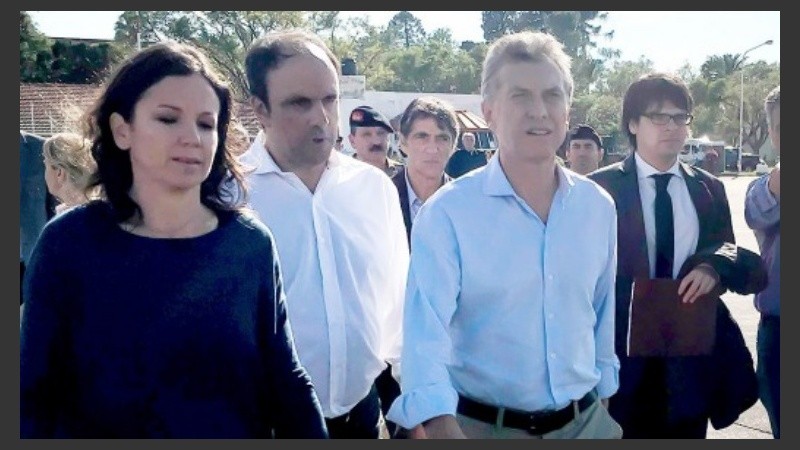 Macri junto con la ministra de Desarrollo Social y el intendente de Santa Fe.