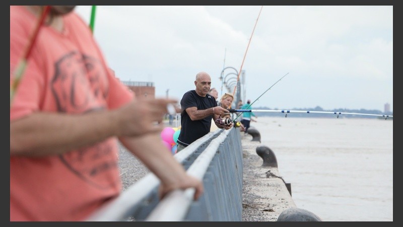 Pescadores de todas las edades a la altura de los galpones del CEC.  (Alan Monzón/Rosario3.com)