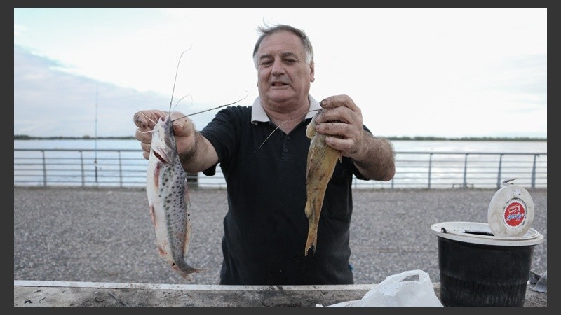 Un hombre asegura pescar todas las semanas y muestra sus trofeos. 