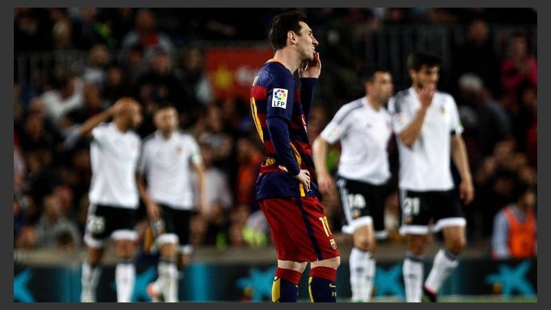 Messi se lamenta. Es que en el otro arco, el Valencia se puso arriba.