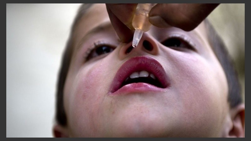 La poliomielitis es una enfermedad transmisible que no tiene cura, pero se previene a través de vacunas.