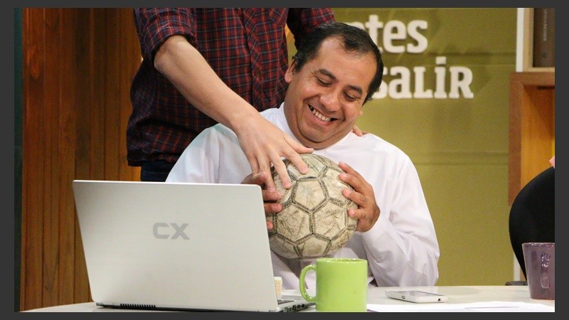 El Negro Alberto y una sonrisa tras conocerse el resultado del Prode. (Rosario3.com)