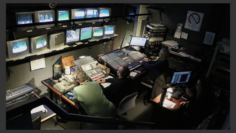 La sala de controles. Aquí se coordina y se pone al aire el programa. (Rosario3.com)