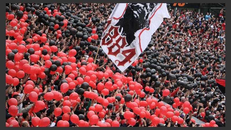 Globos rojos y negros en la popular del Palomar. (Rosario3.com)